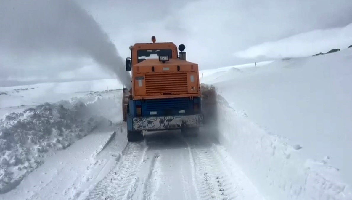 Kars’ta kar ve tipi: Kapalı köy yollar için çalışma başlatıldı
Kars’ta kar ve tipi: Kapalı köy yollar için çalışma başlatıldı
