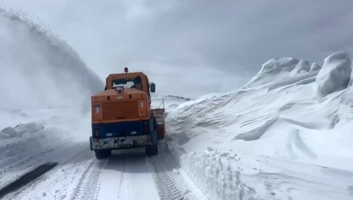 Kars’ta kar ve tipi: Kapalı köy yollar için çalışma başlatıldı
Kars’ta kar ve tipi: Kapalı köy yollar için çalışma başlatıldı