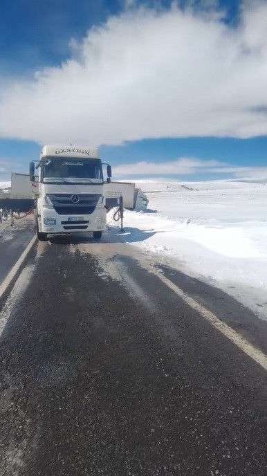 Kars’ta kayan tır yolu kapattı
