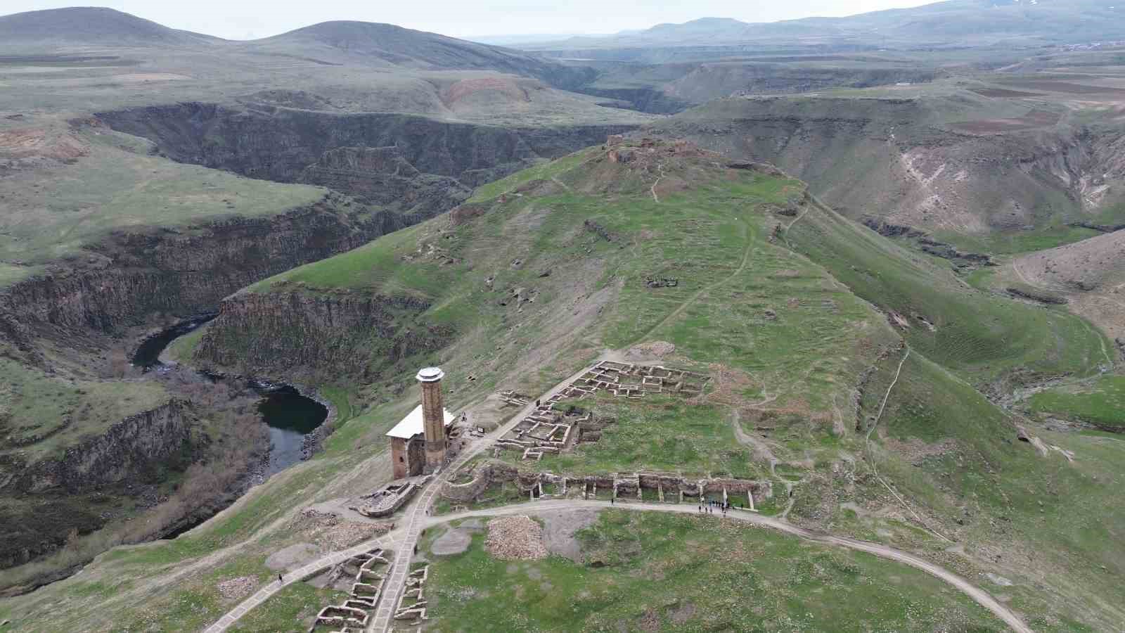 Kars’ta kırk kapılı şehir Ani’ye yoğun ilgi: 4 ayda 50 bin ziyaretçi
