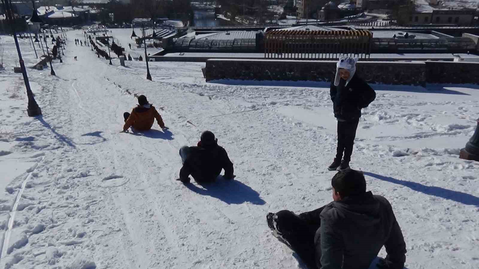 Kars’ta kızağını kapan kale yokuşuna koştu
Kars’ta kızağını kapan kale yokuşuna koştu