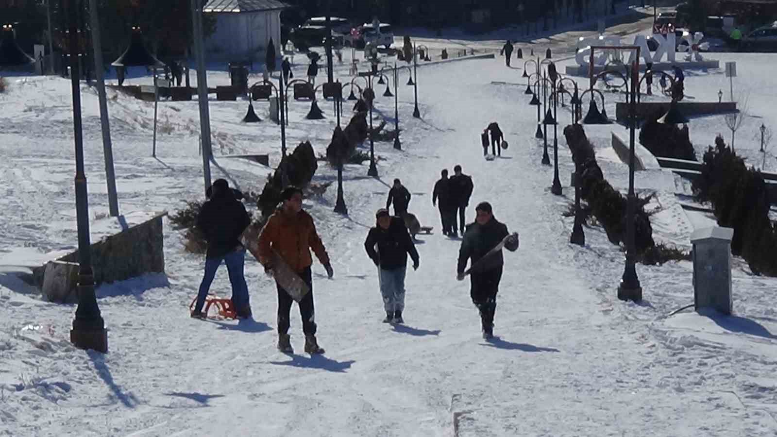 Kars’ta kızağını kapan kale yokuşuna koştu
Kars’ta kızağını kapan kale yokuşuna koştu