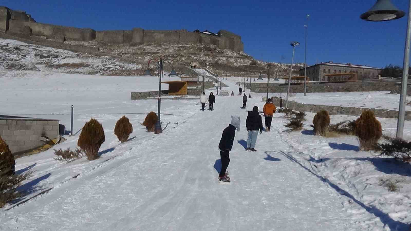 Kars’ta kızağını kapan kale yokuşuna koştu
Kars’ta kızağını kapan kale yokuşuna koştu