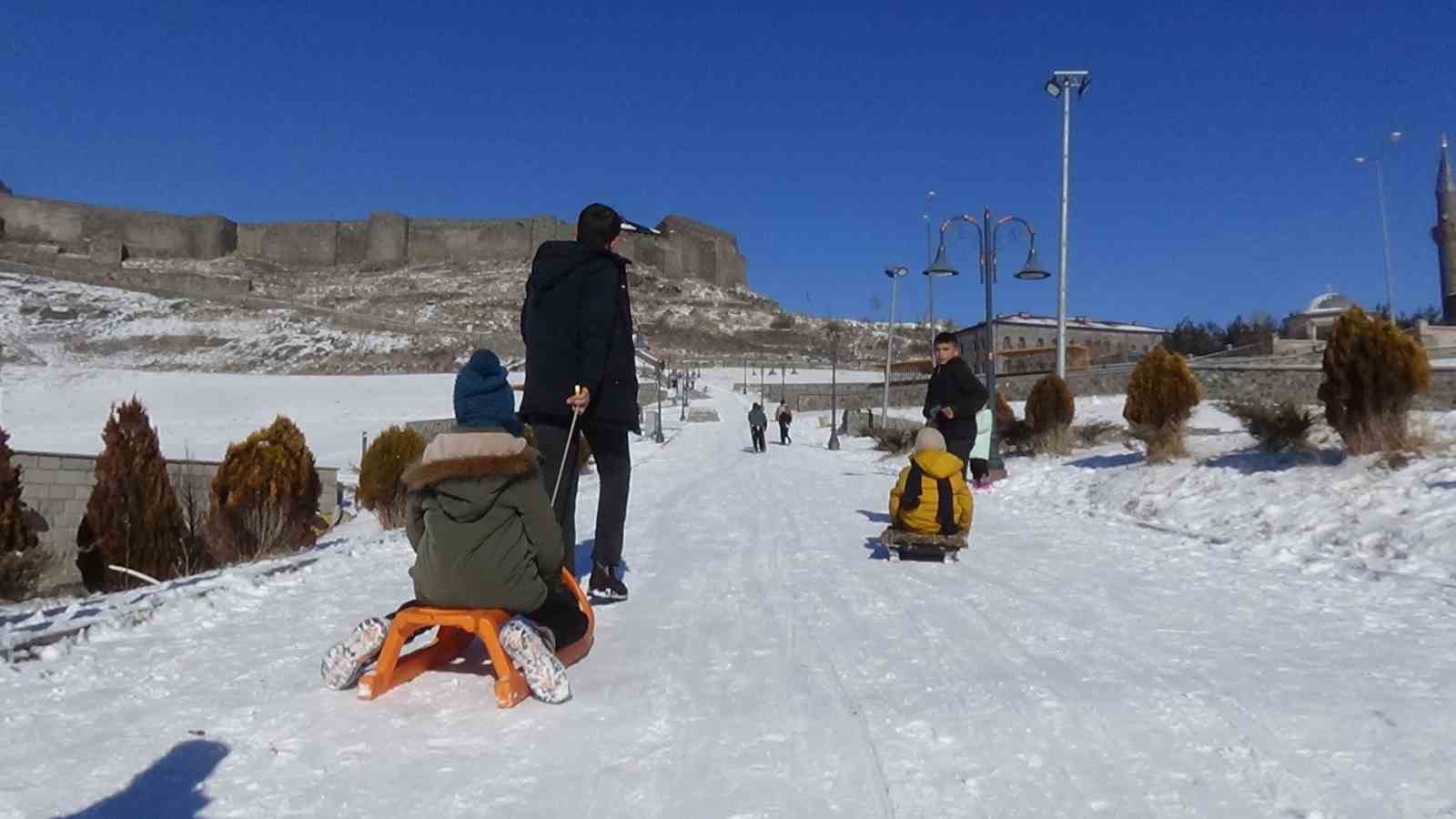 Kars’ta kızağını kapan kale yokuşuna koştu
Kars’ta kızağını kapan kale yokuşuna koştu