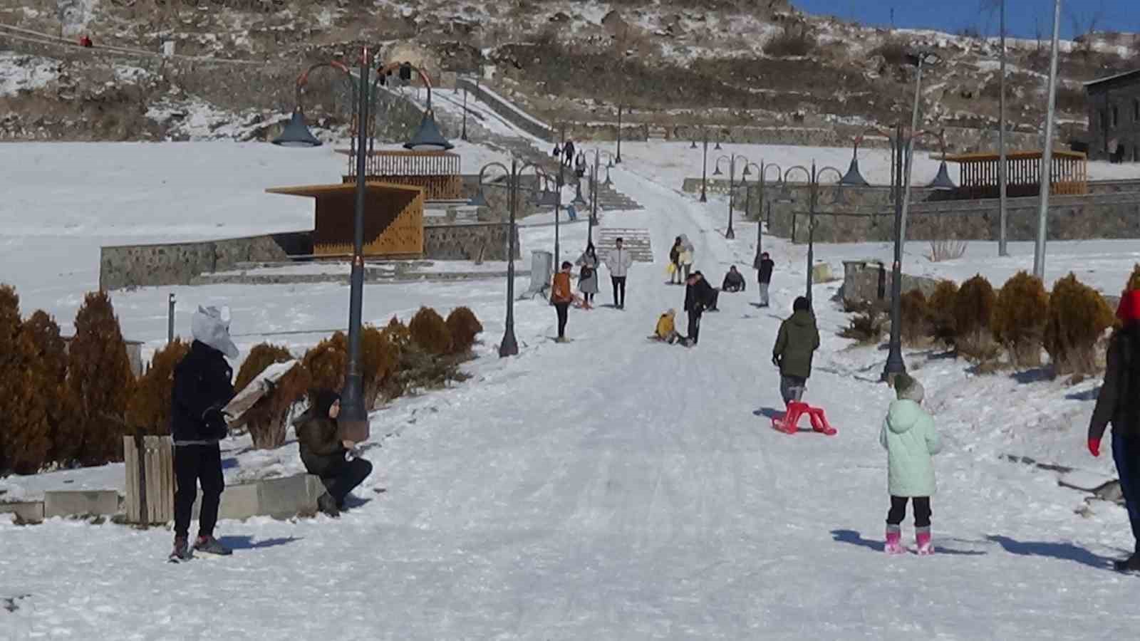 Kars’ta kızağını kapan kale yokuşuna koştu
Kars’ta kızağını kapan kale yokuşuna koştu