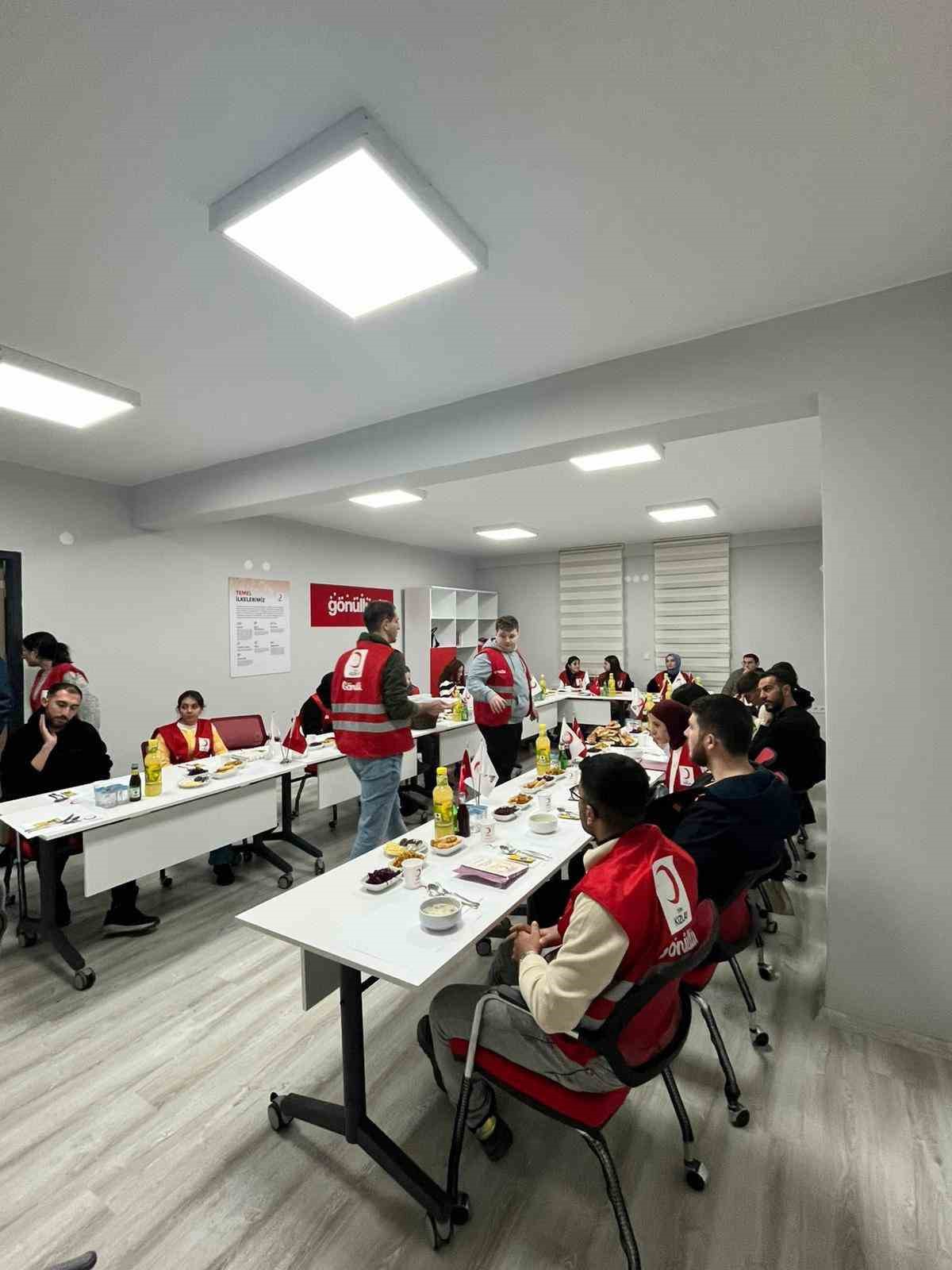 Kars’ta Kızılay’dan üniversite öğrencilerine "Anne Eli" iftarı
