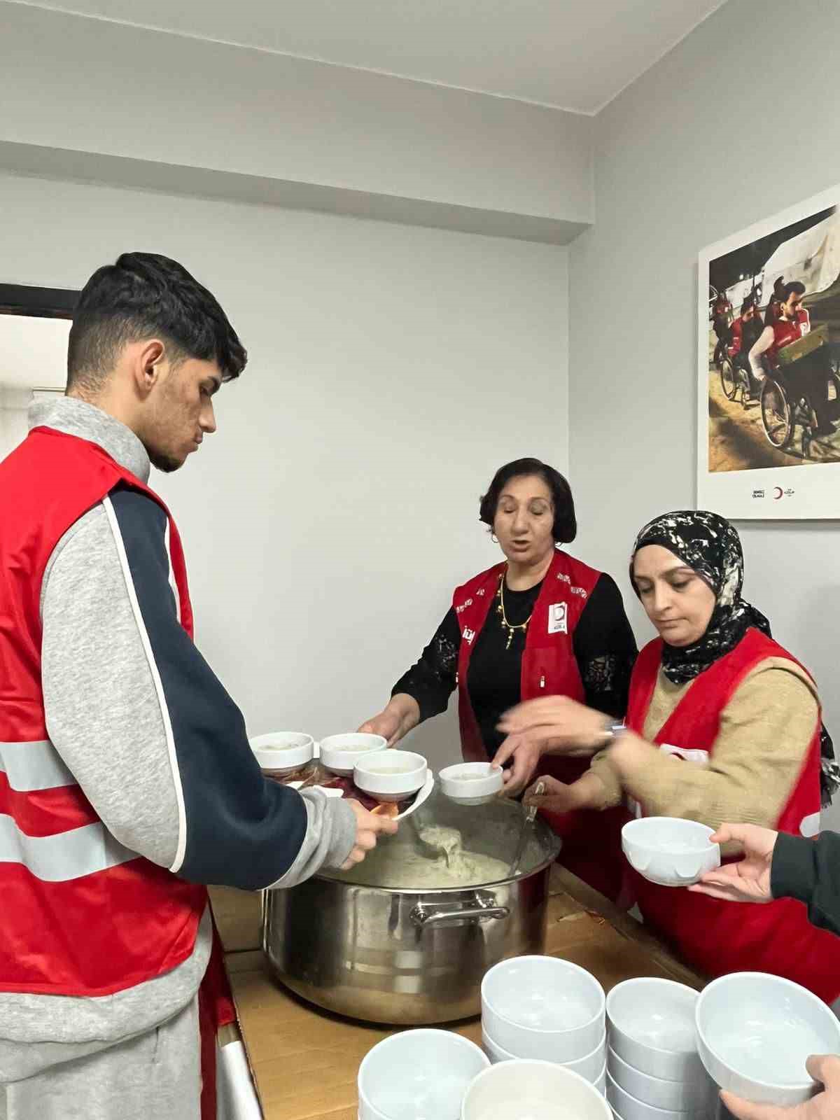 Kars’ta Kızılay’dan üniversite öğrencilerine "Anne Eli" iftarı
