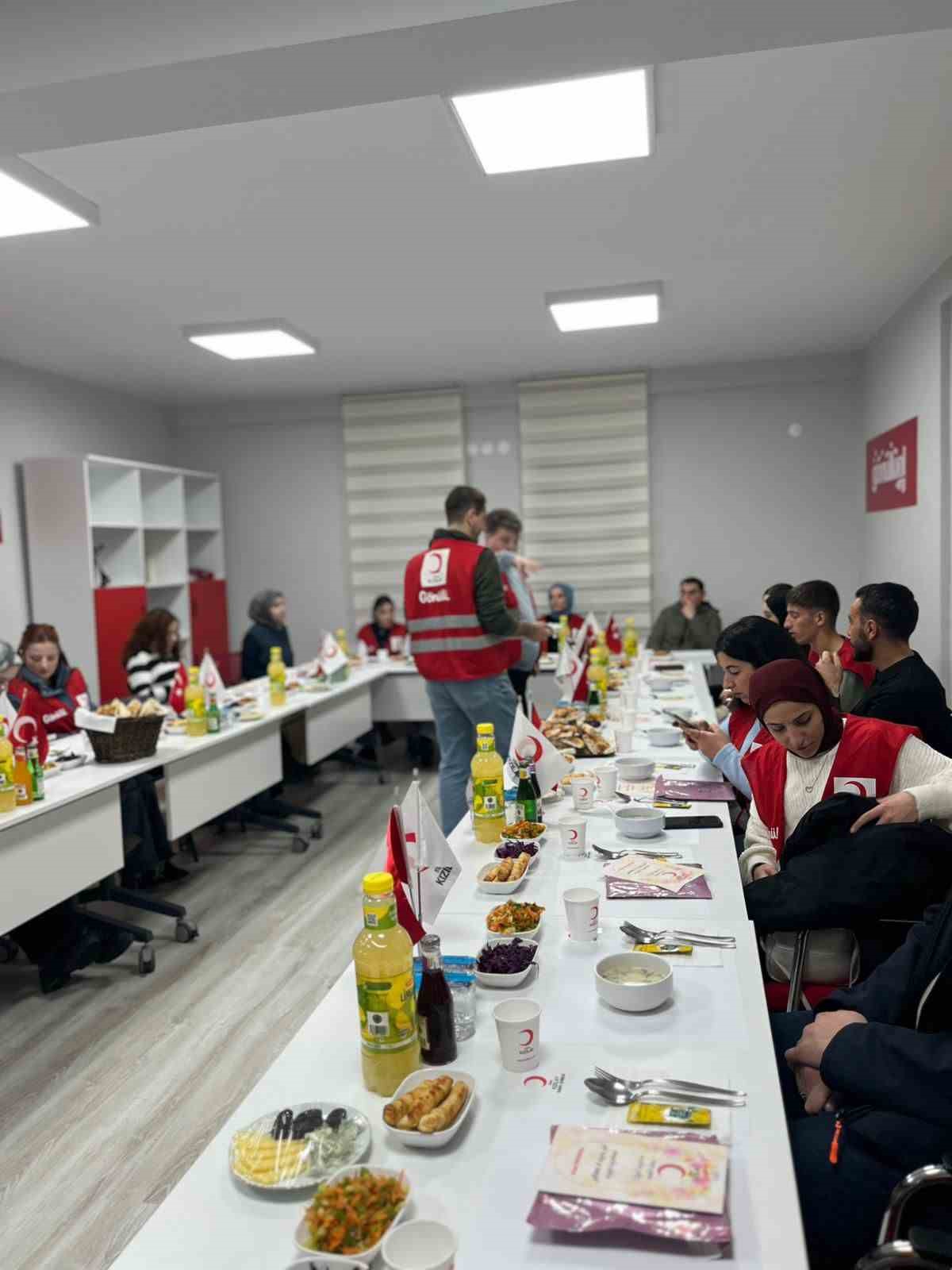 Kars’ta Kızılay’dan üniversite öğrencilerine "Anne Eli" iftarı
