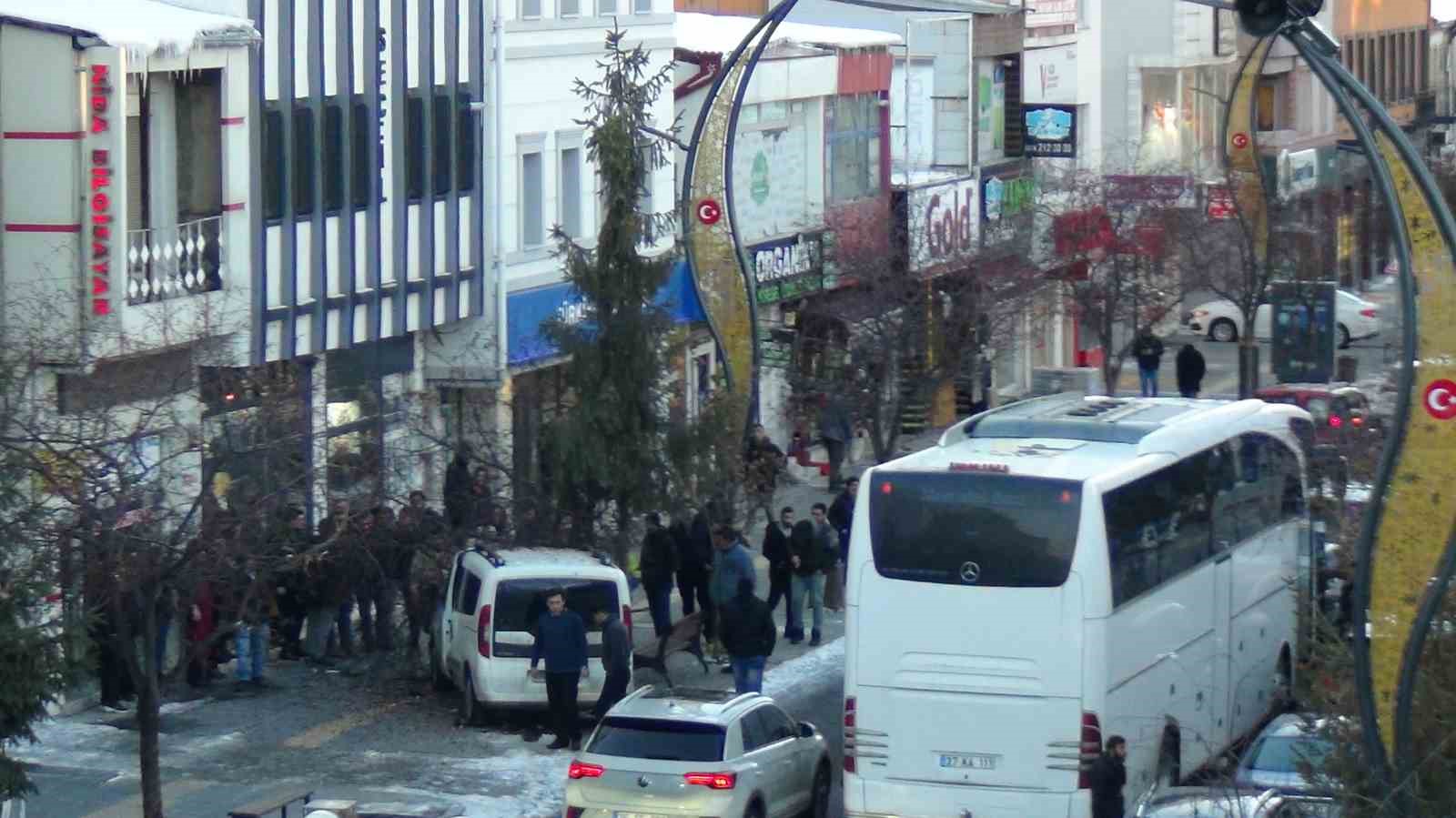 Kars’ta kontrolden çıkan araç ağaca çarparak durabildi

