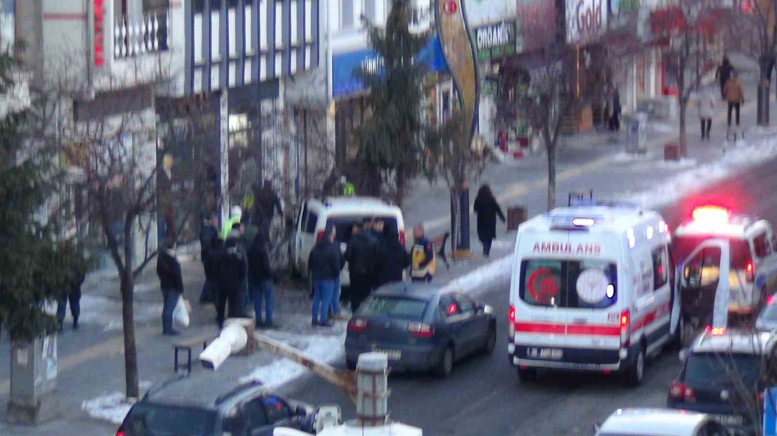 Kars’ta kontrolden çıkan araç ağaca çarparak durabildi
