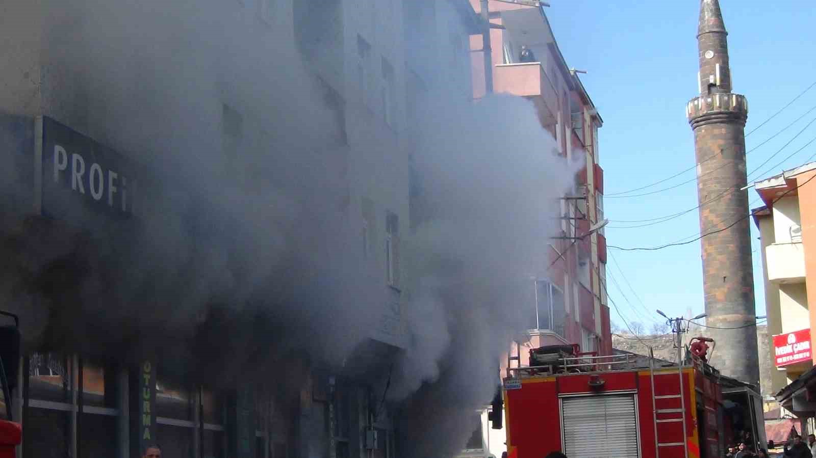Kars’ta korkutan yangın: Mobilya deposu alevlere teslim oldu
