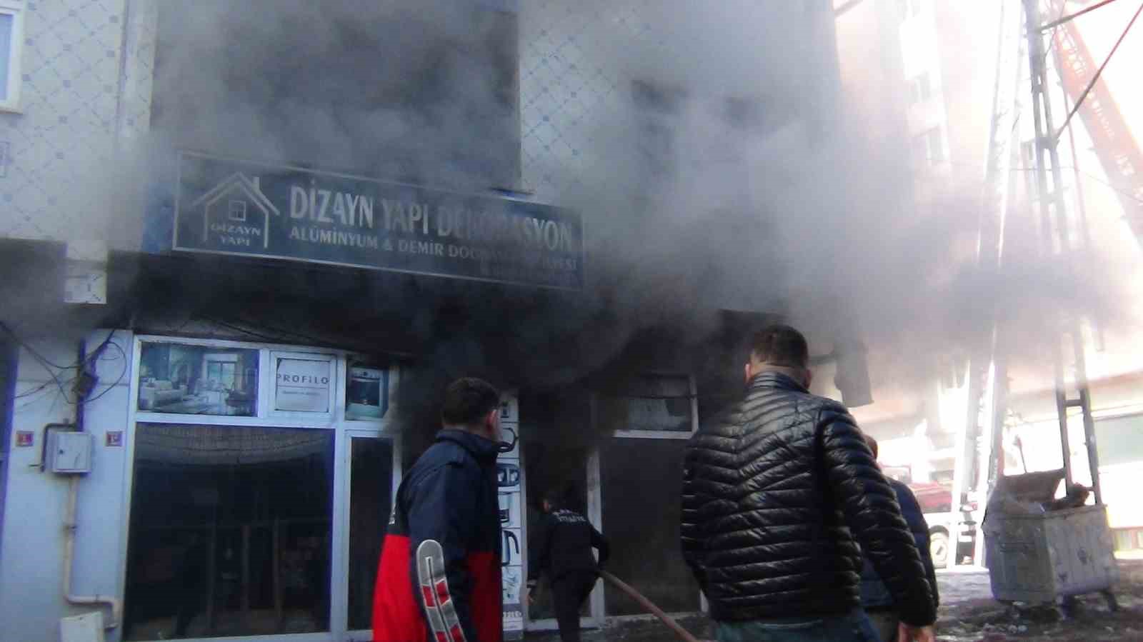 Kars’ta korkutan yangın: Mobilya deposu alevlere teslim oldu
