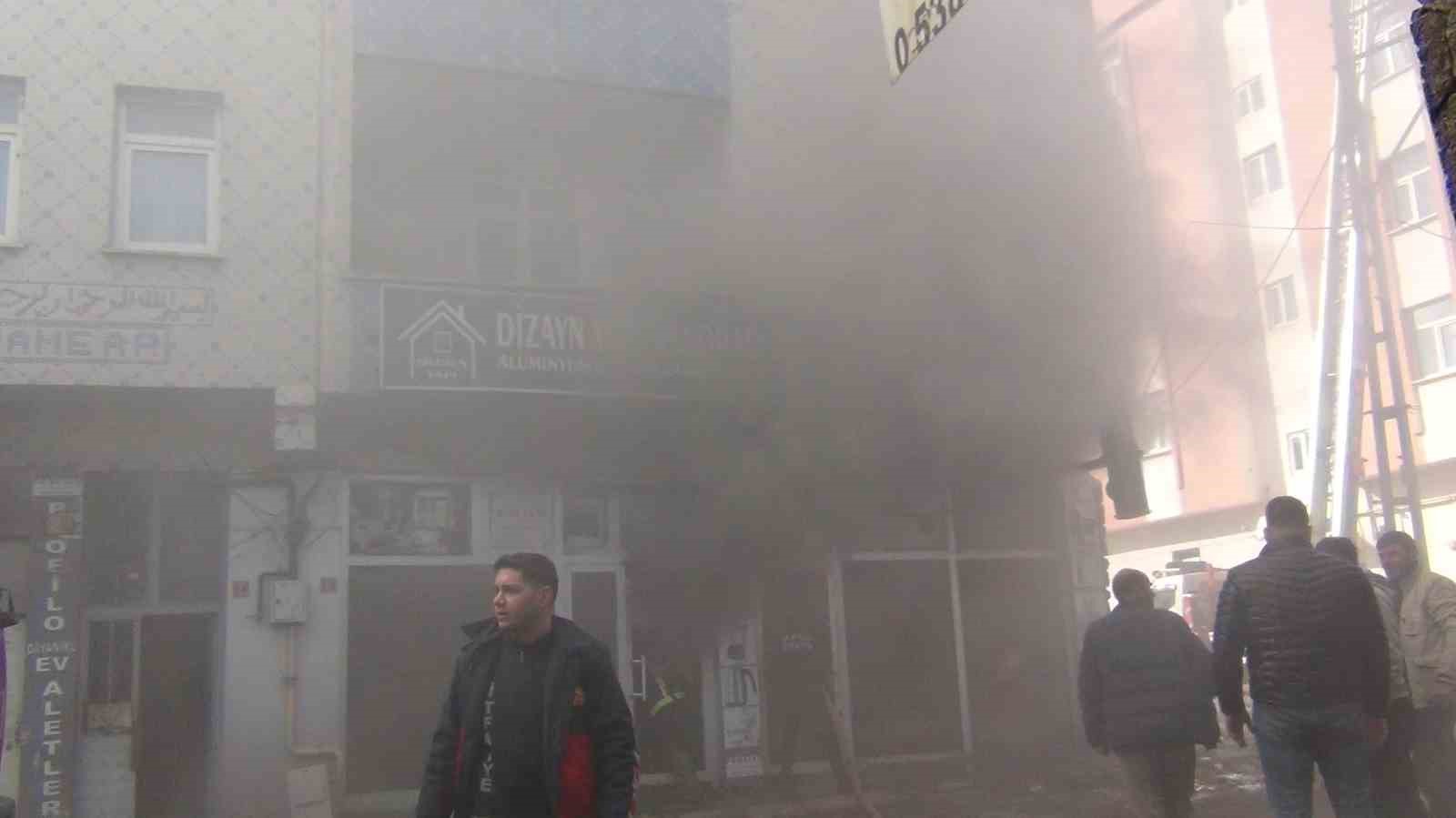 Kars’ta korkutan yangın: Mobilya deposu alevlere teslim oldu
