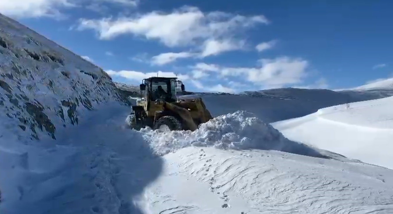 Kars’ta köy yolları tek tek açılıyor
