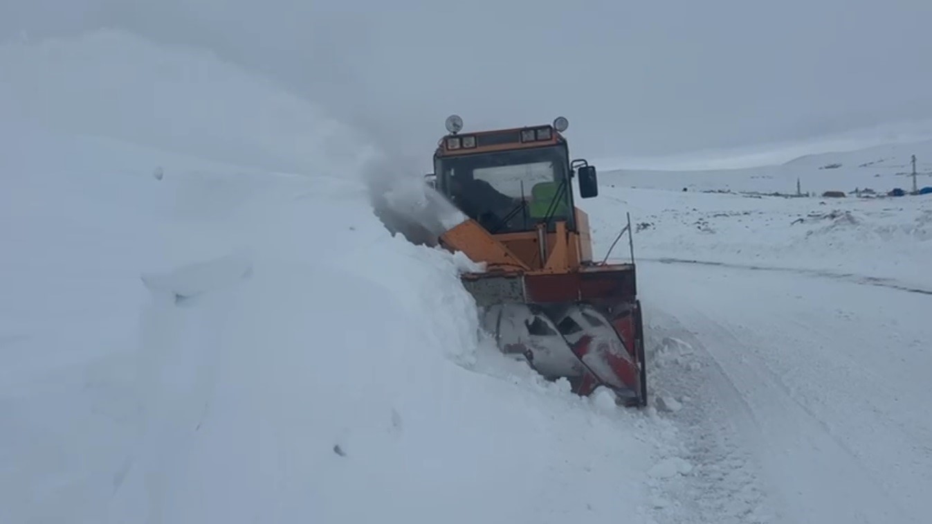 Kars’ta köy yollarında karla mücadele sürüyor
