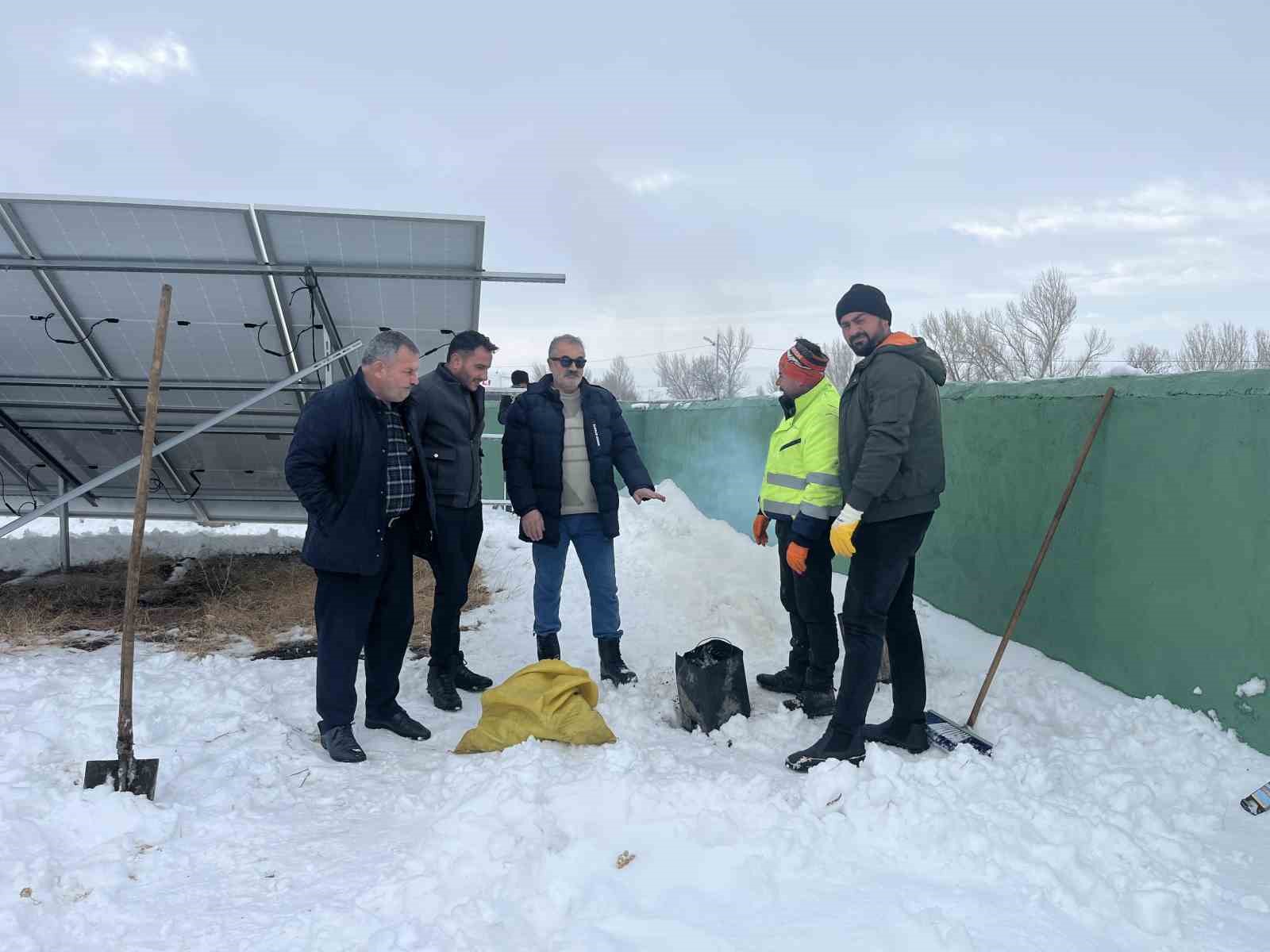 Kars’ta köylüler, içmesuyu için kurdukları GES sitemlerinin karını imece usulü temizliyor
