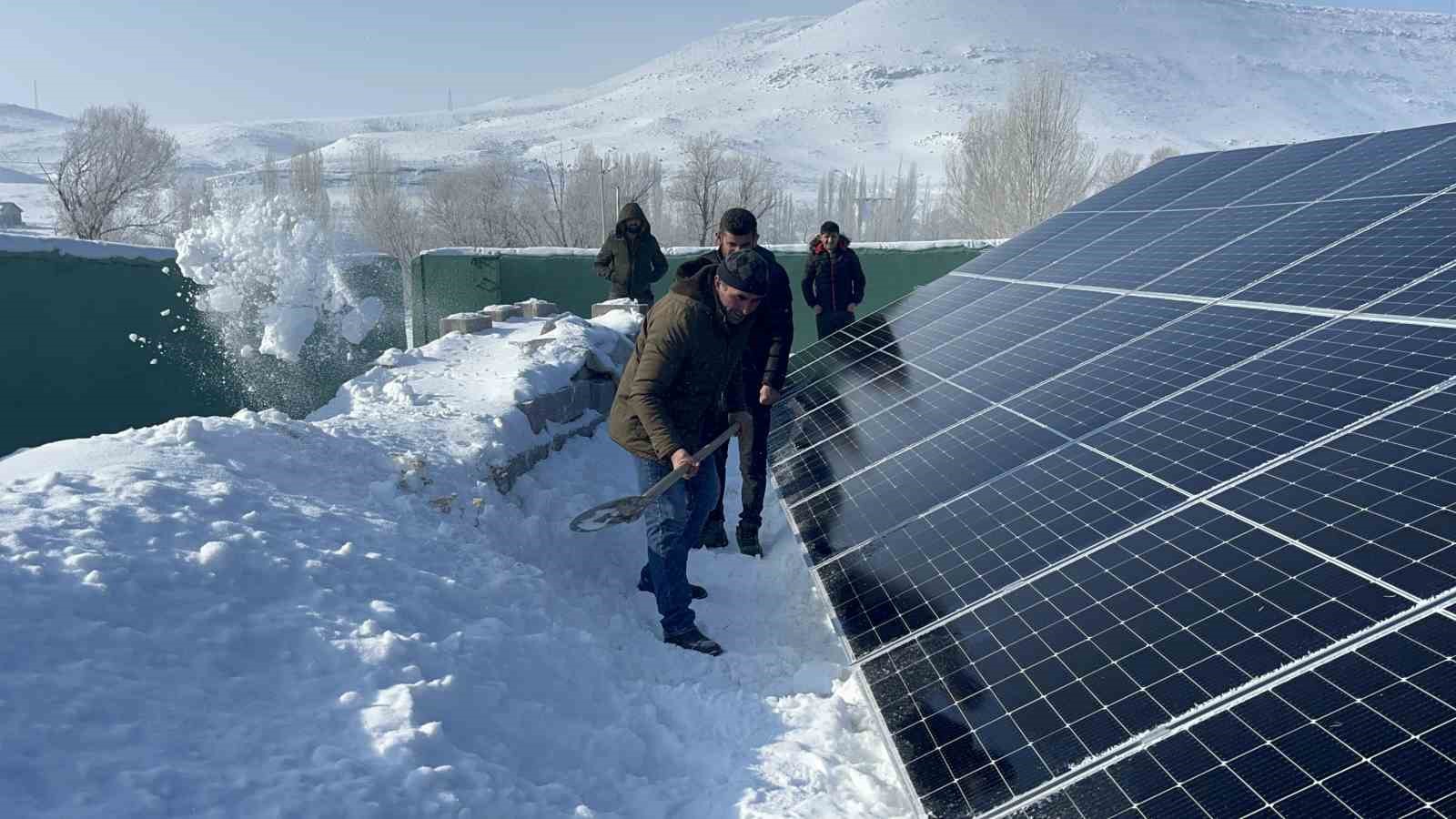 Kars’ta köylüler, içmesuyu için kurdukları GES sitemlerinin karını imece usulü temizliyor

