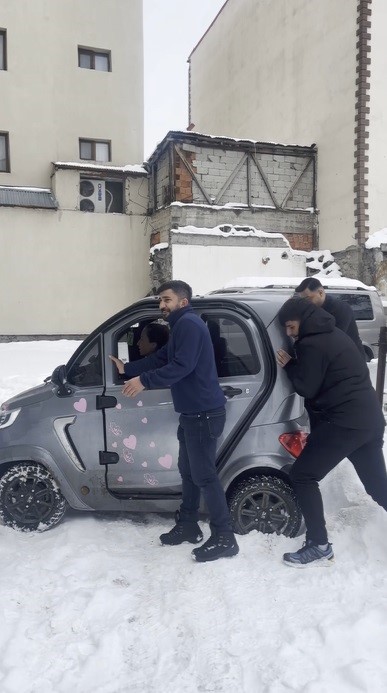 Kars’ta küçük otomobil kara saplandı: Vatandaşlar ite kaka kurtardı, o anlar viral oldu
