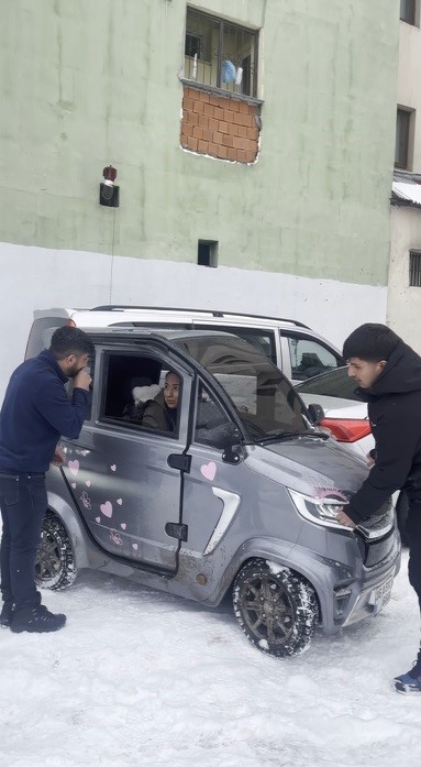 Kars’ta küçük otomobil kara saplandı: Vatandaşlar ite kaka kurtardı, o anlar viral oldu
