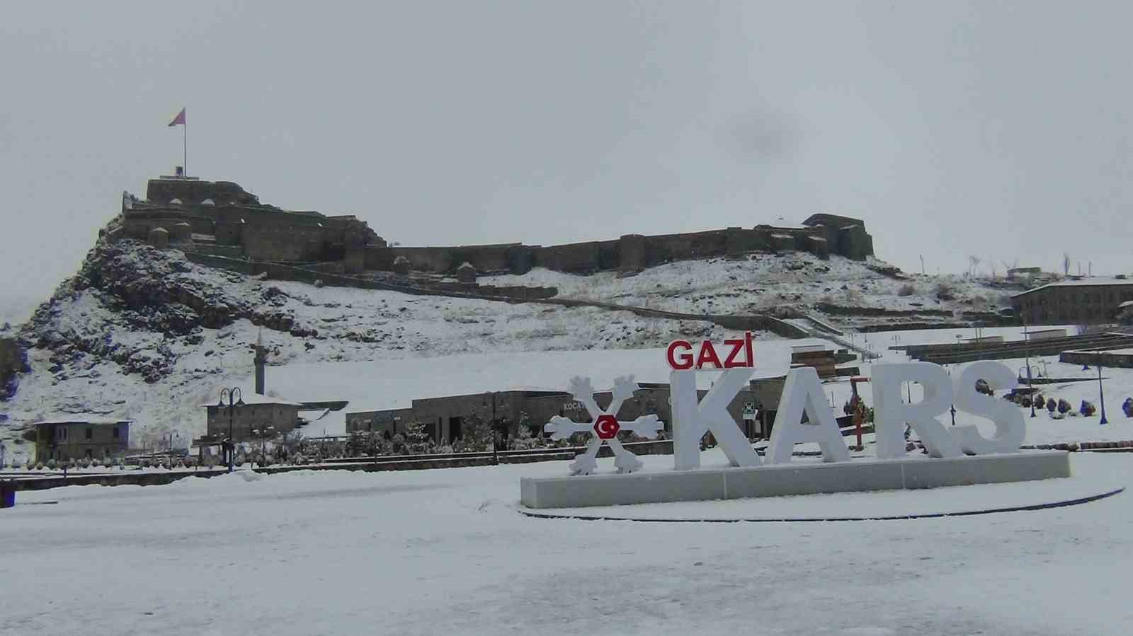 Kars’ta Mart ayında yağan kar, kenti yeniden beyaza bürüdü
