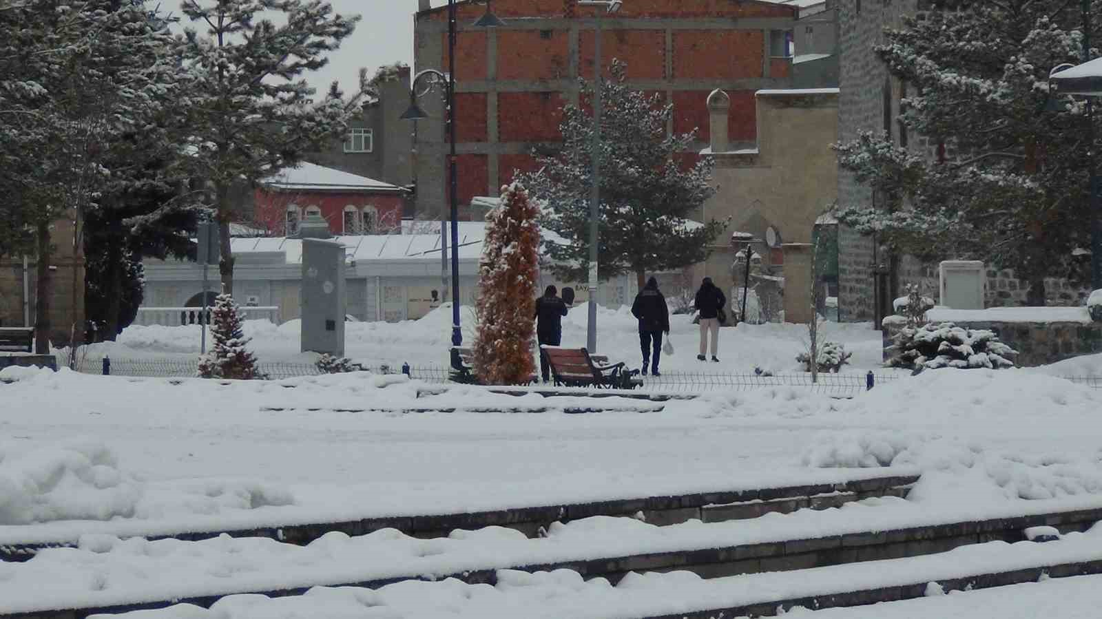 Kars’ta Mart ayında yağan kar, kenti yeniden beyaza bürüdü
