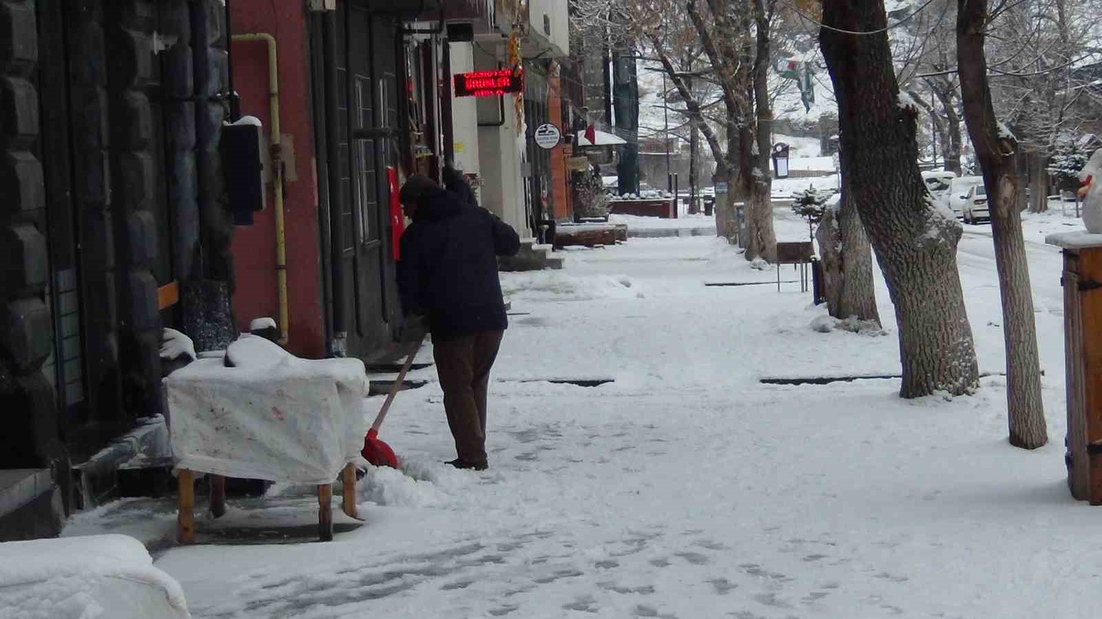 Kars’ta Mart ayında yağan kar, kenti yeniden beyaza bürüdü
