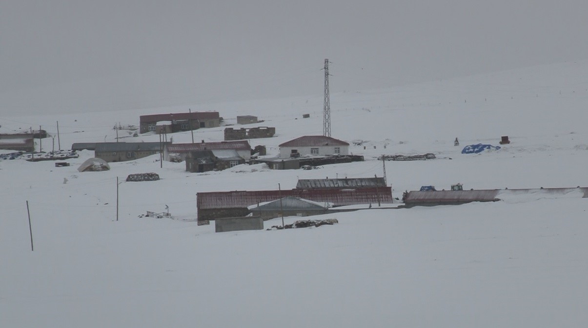 Kars’ta Mart sonunda kış geri döndü: Boğatepe Geçidi ve köyler kar altında
Kars’ta Mart sonunda kış geri döndü: Boğatepe Geçidi ve köyler kar altında