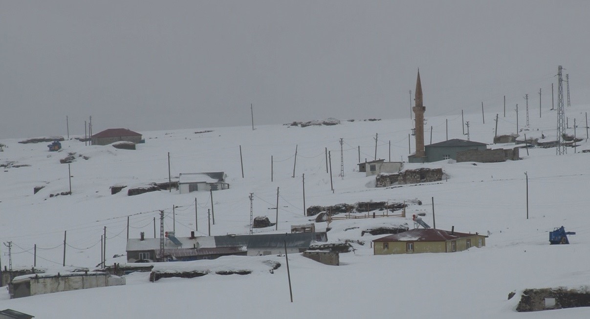 Kars’ta Mart sonunda kış geri döndü: Boğatepe Geçidi ve köyler kar altında
Kars’ta Mart sonunda kış geri döndü: Boğatepe Geçidi ve köyler kar altında