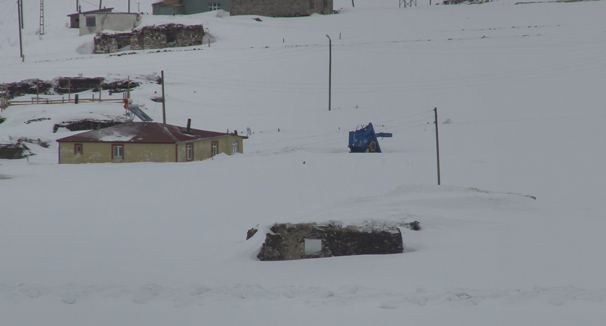 Kars’ta Mart sonunda kış geri döndü: Boğatepe Geçidi ve köyler kar altında
Kars’ta Mart sonunda kış geri döndü: Boğatepe Geçidi ve köyler kar altında