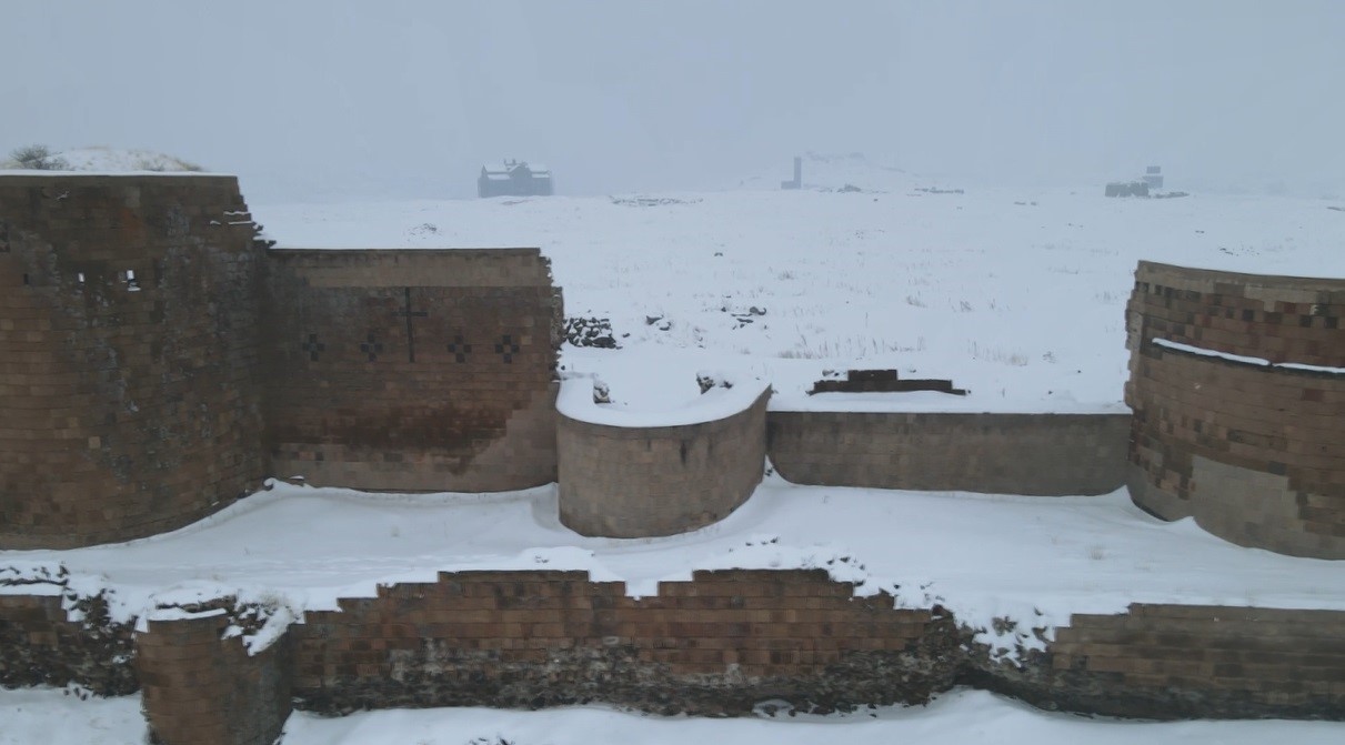Kars’ta "Medeniyetler beşiği" Ani’ye ziyaretçi akını
Kars’ta "Medeniyetler beşiği" Ani’ye ziyaretçi akını