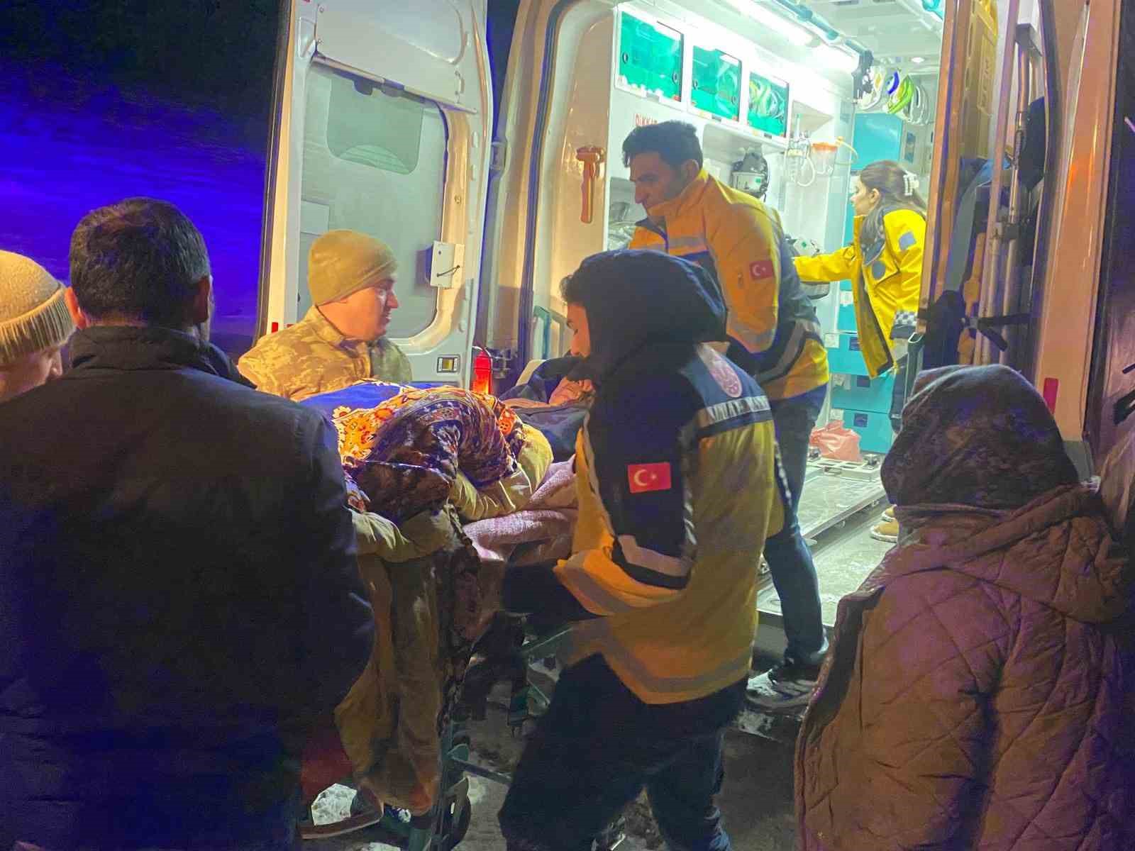 Kars’ta Mehmetçik paletli kar aracıyla yaşlı hastaya ulaştı
