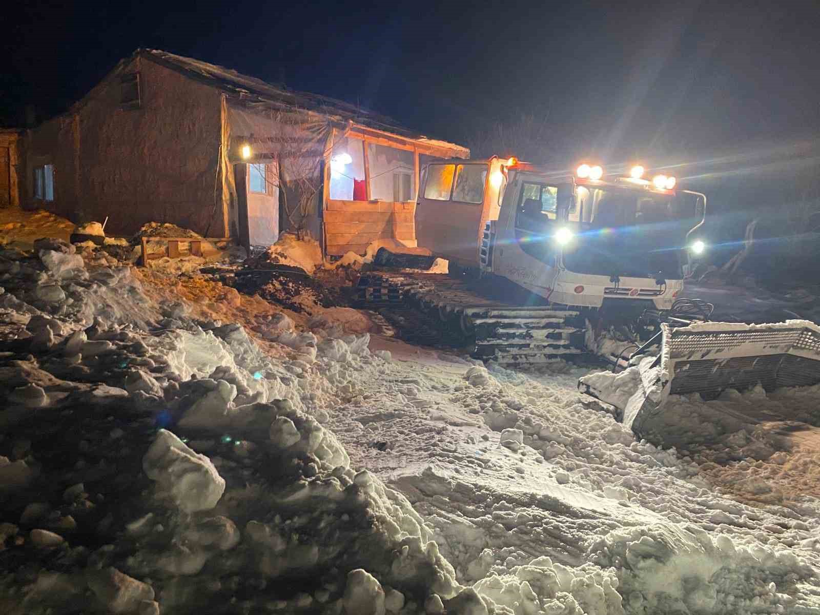 Kars’ta Mehmetçik paletli kar aracıyla yaşlı hastaya ulaştı
