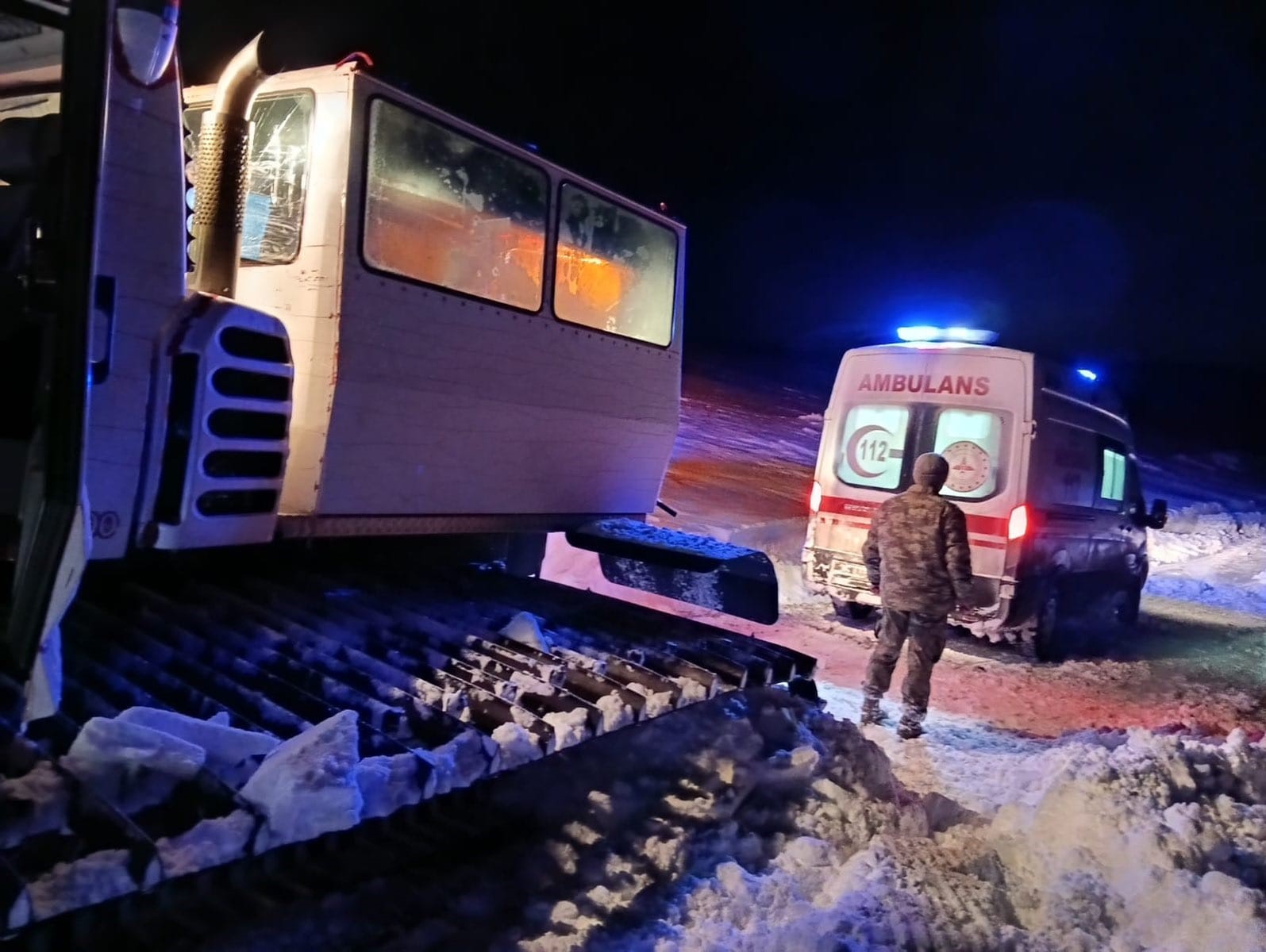 Kars’ta Mehmetçik paletli kar aracıyla yaşlı hastaya ulaştı
