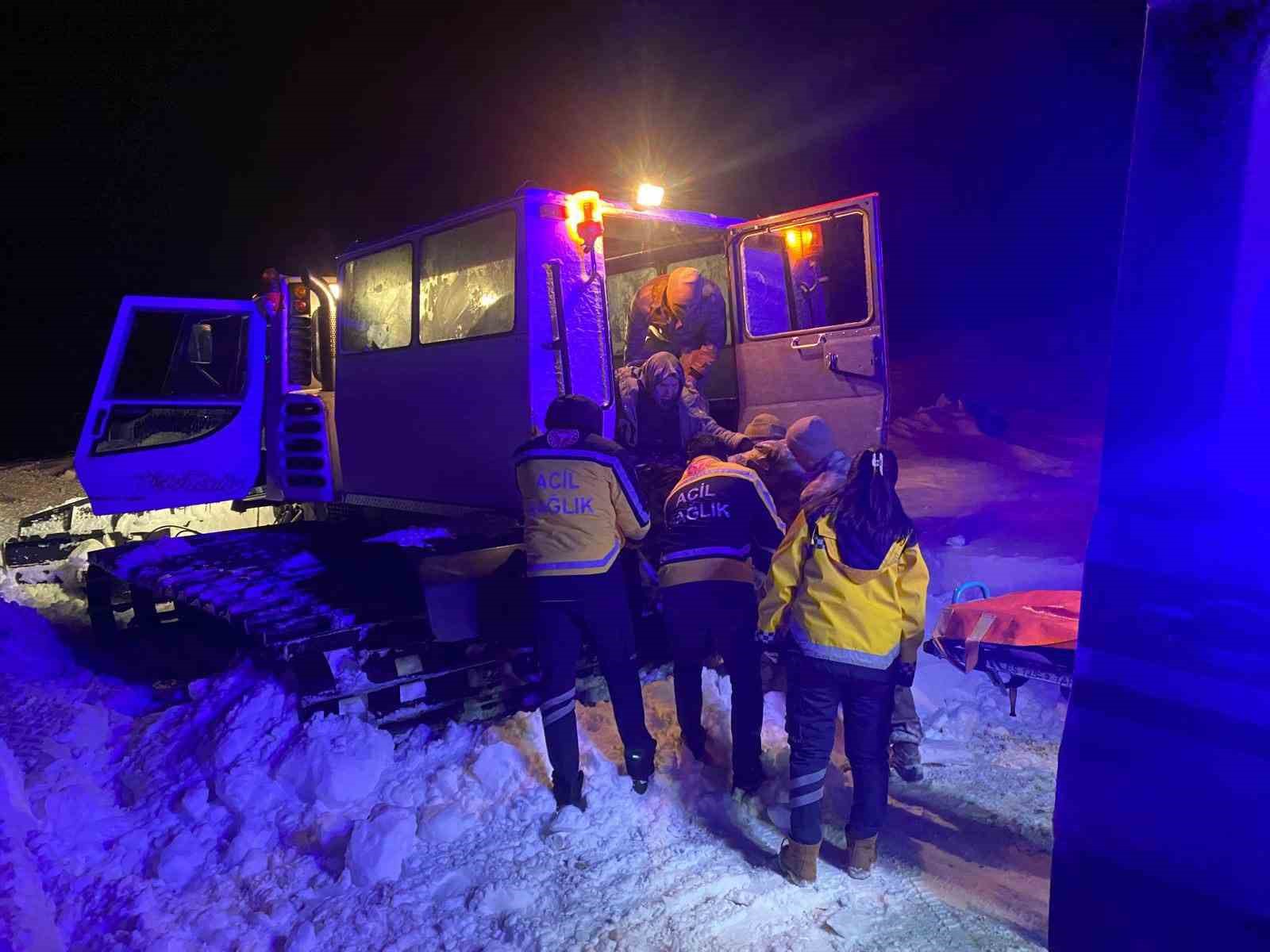 Kars’ta Mehmetçik paletli kar aracıyla yaşlı hastaya ulaştı
