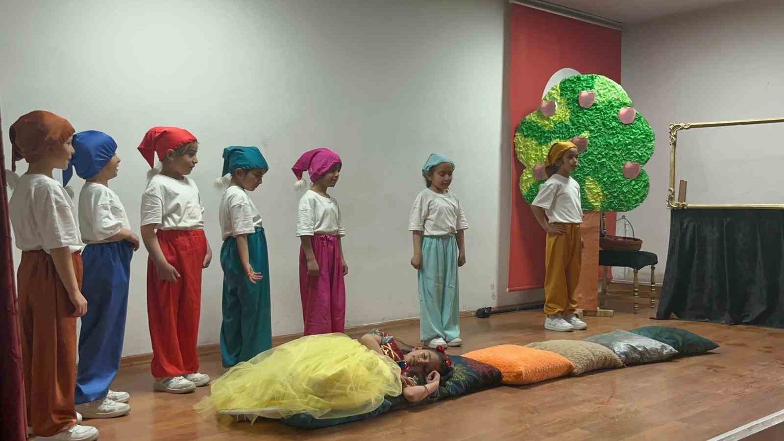 Kars’ta miniklerden büyük performans: Köy ilkokulu öğrencileri sahnede göz doldurdu
