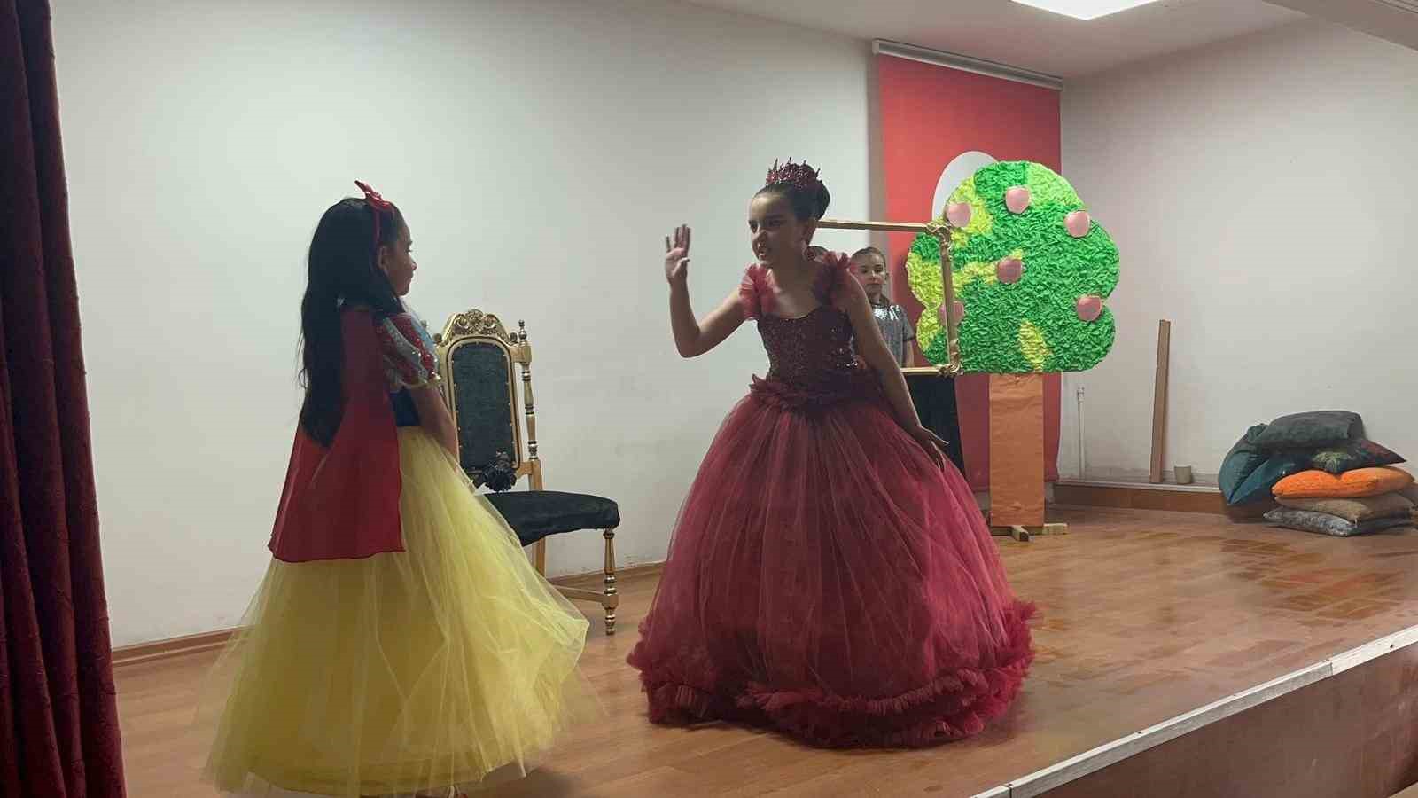 Kars’ta miniklerden büyük performans: Köy ilkokulu öğrencileri sahnede göz doldurdu
