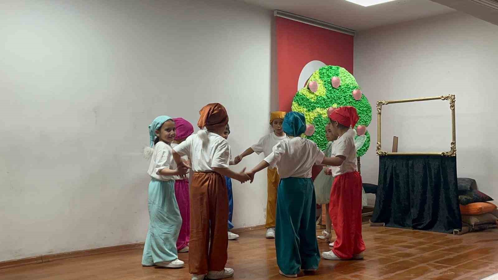 Kars’ta miniklerden büyük performans: Köy ilkokulu öğrencileri sahnede göz doldurdu
