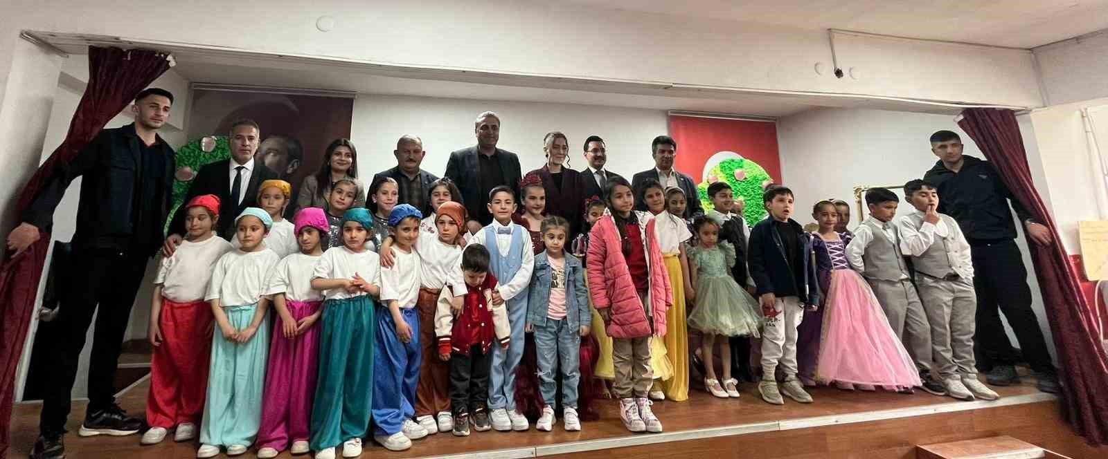 Kars’ta miniklerden büyük performans: Köy ilkokulu öğrencileri sahnede göz doldurdu
