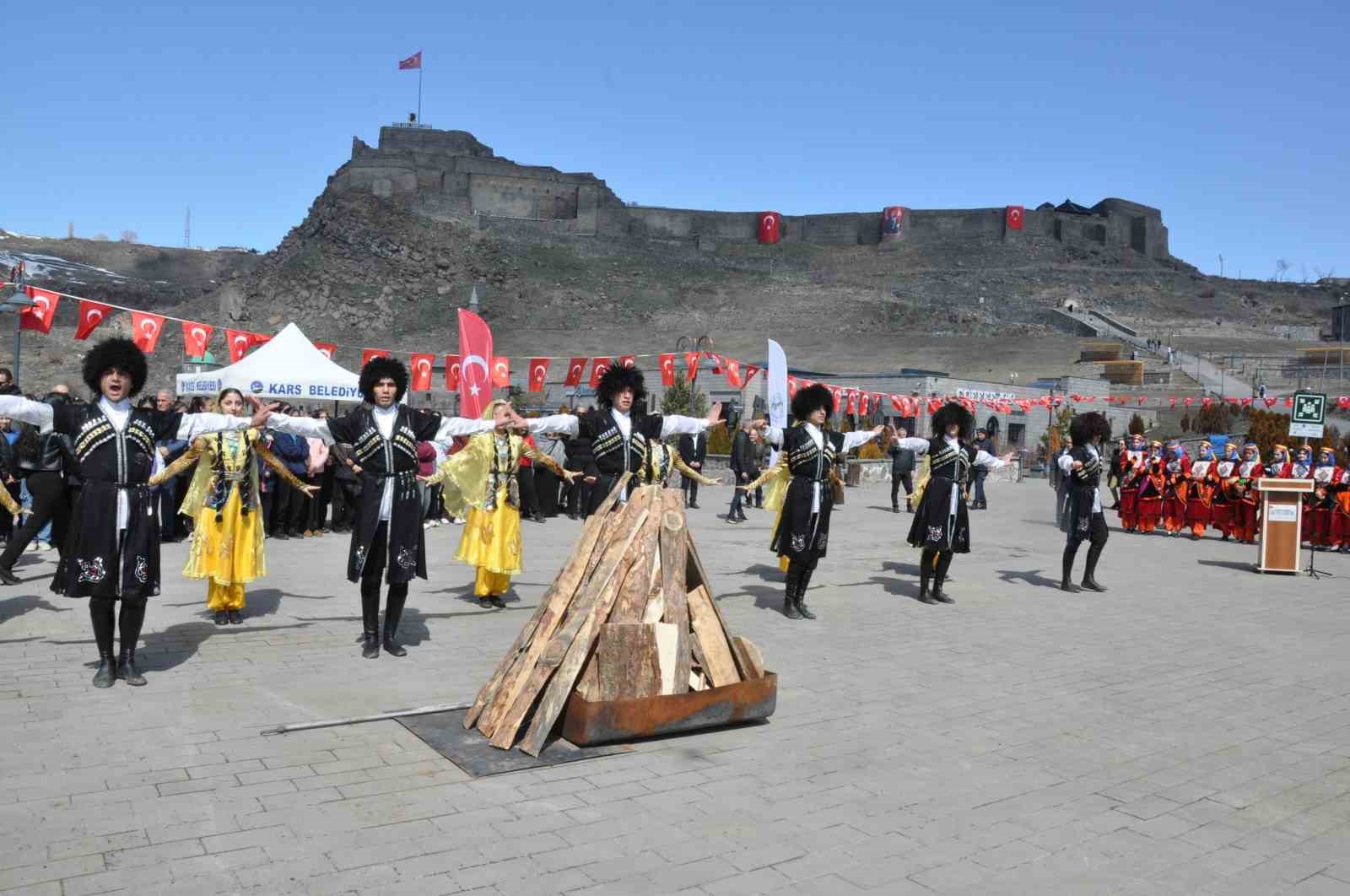 Kars’ta Nevruz coşkusu: Ateş yakıldı, halaylar çekildi
