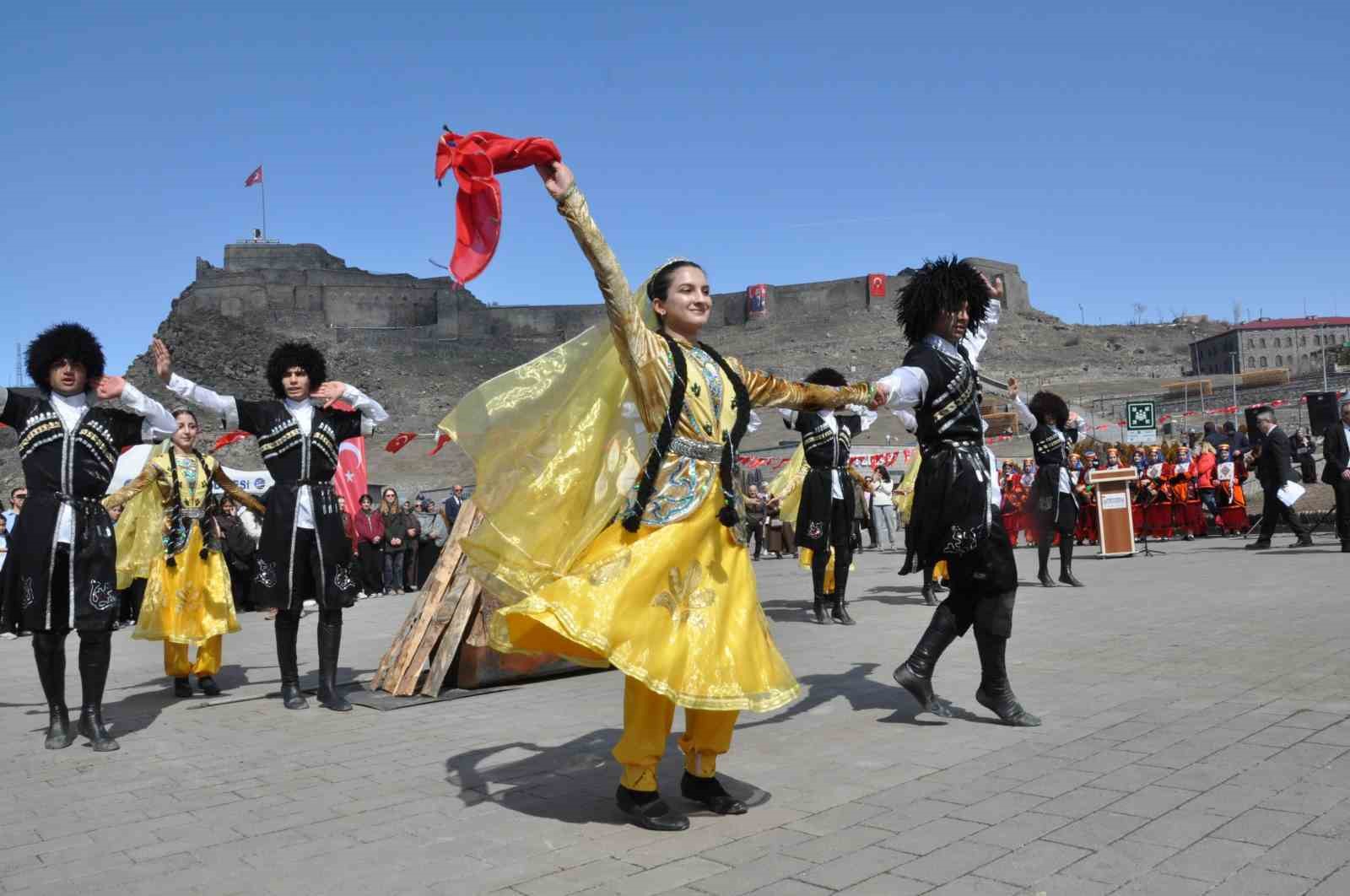 Kars’ta Nevruz coşkusu: Ateş yakıldı, halaylar çekildi
