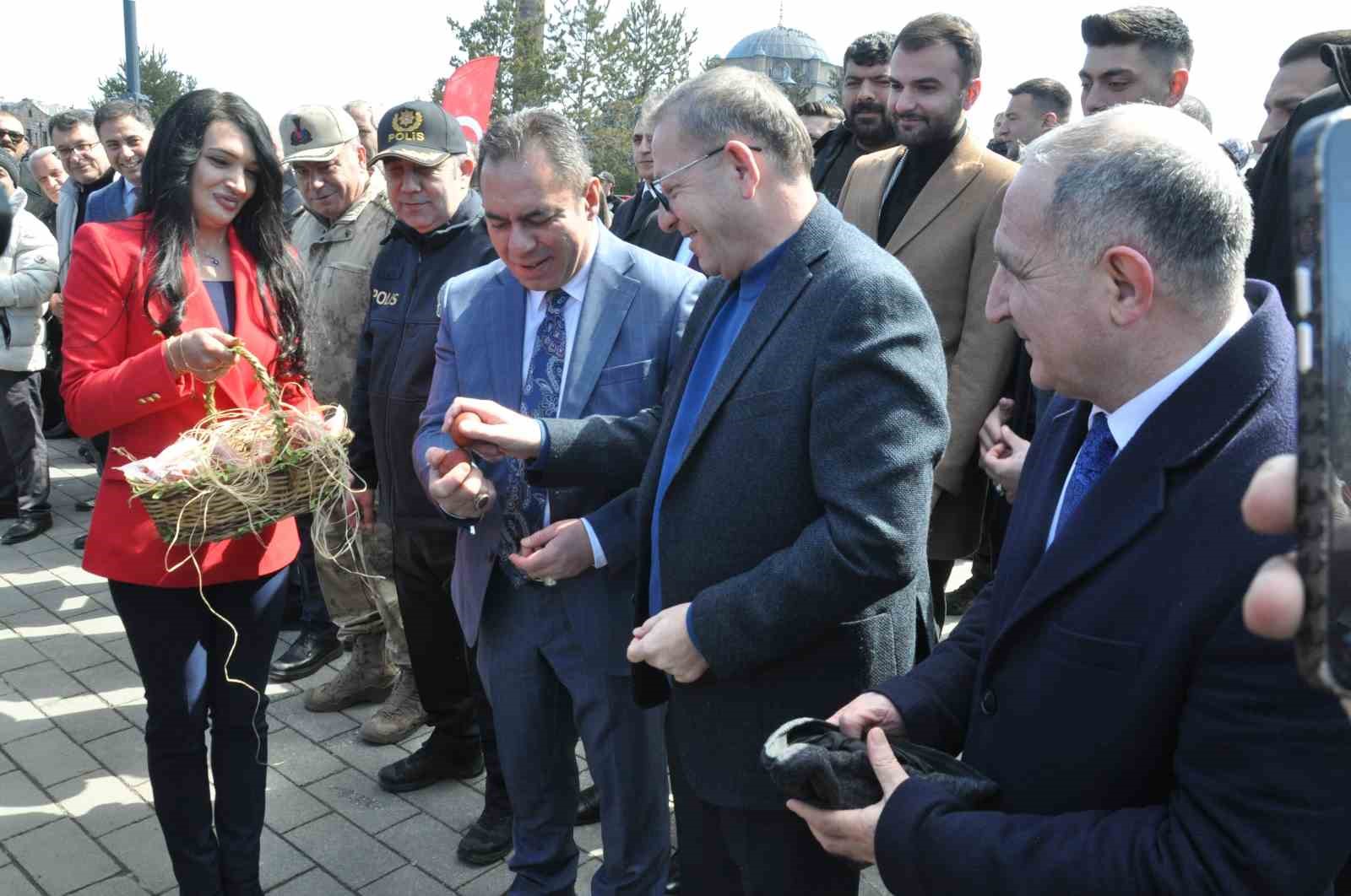 Kars’ta Nevruz coşkusu: Ateş yakıldı, halaylar çekildi
