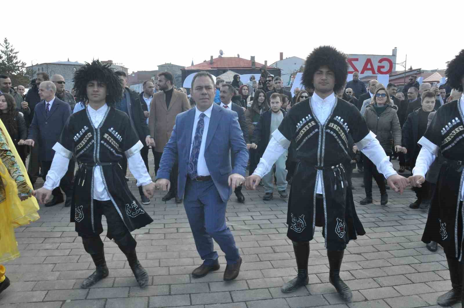 Kars’ta Nevruz coşkusu: Ateş yakıldı, halaylar çekildi
