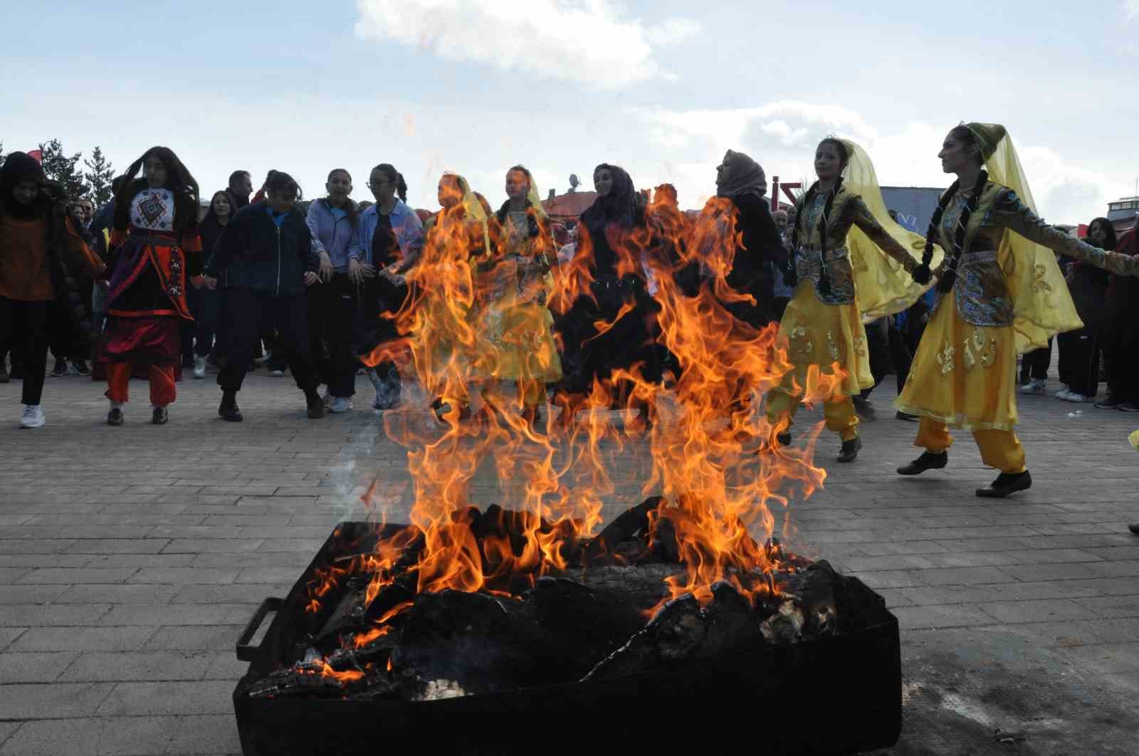 Kars’ta Nevruz coşkusu: Ateş yakıldı, halaylar çekildi
