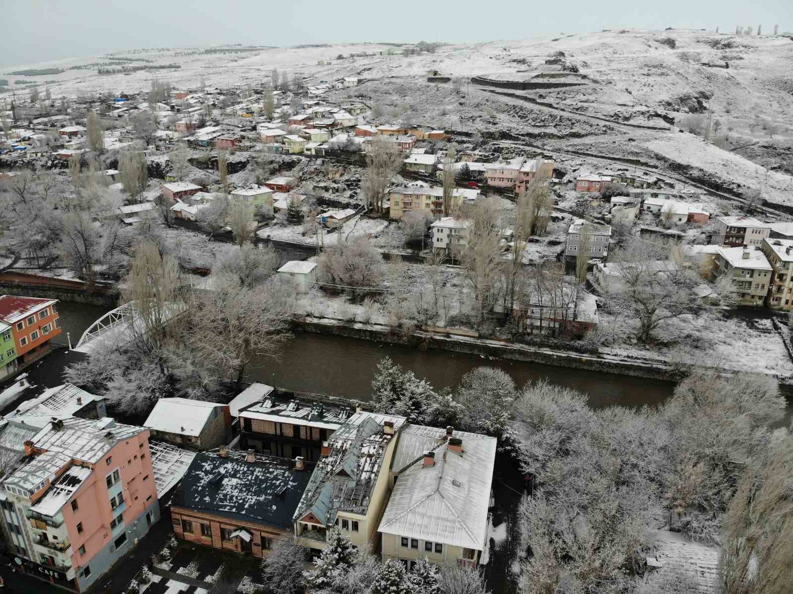 Kars’ta nisan ayında ağaçlar kırağı tuttu
