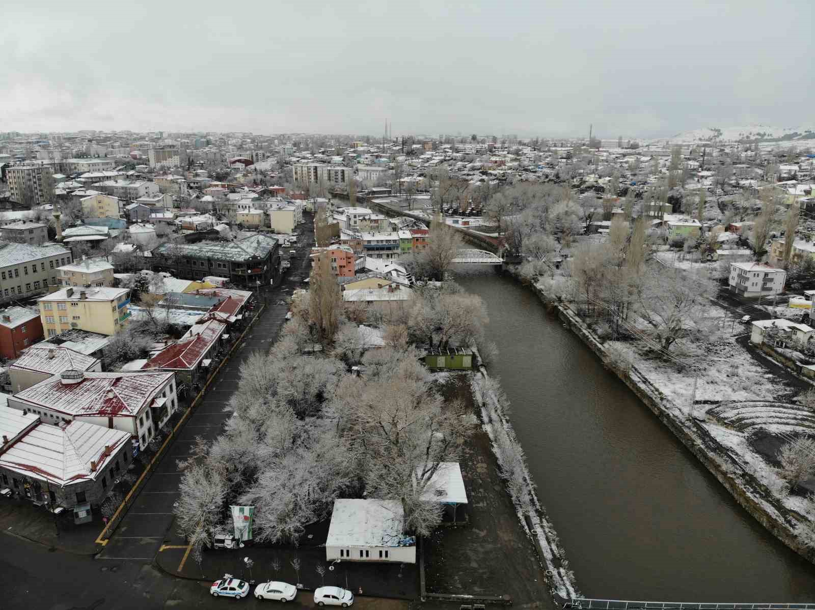 Kars’ta nisan ayında ağaçlar kırağı tuttu
