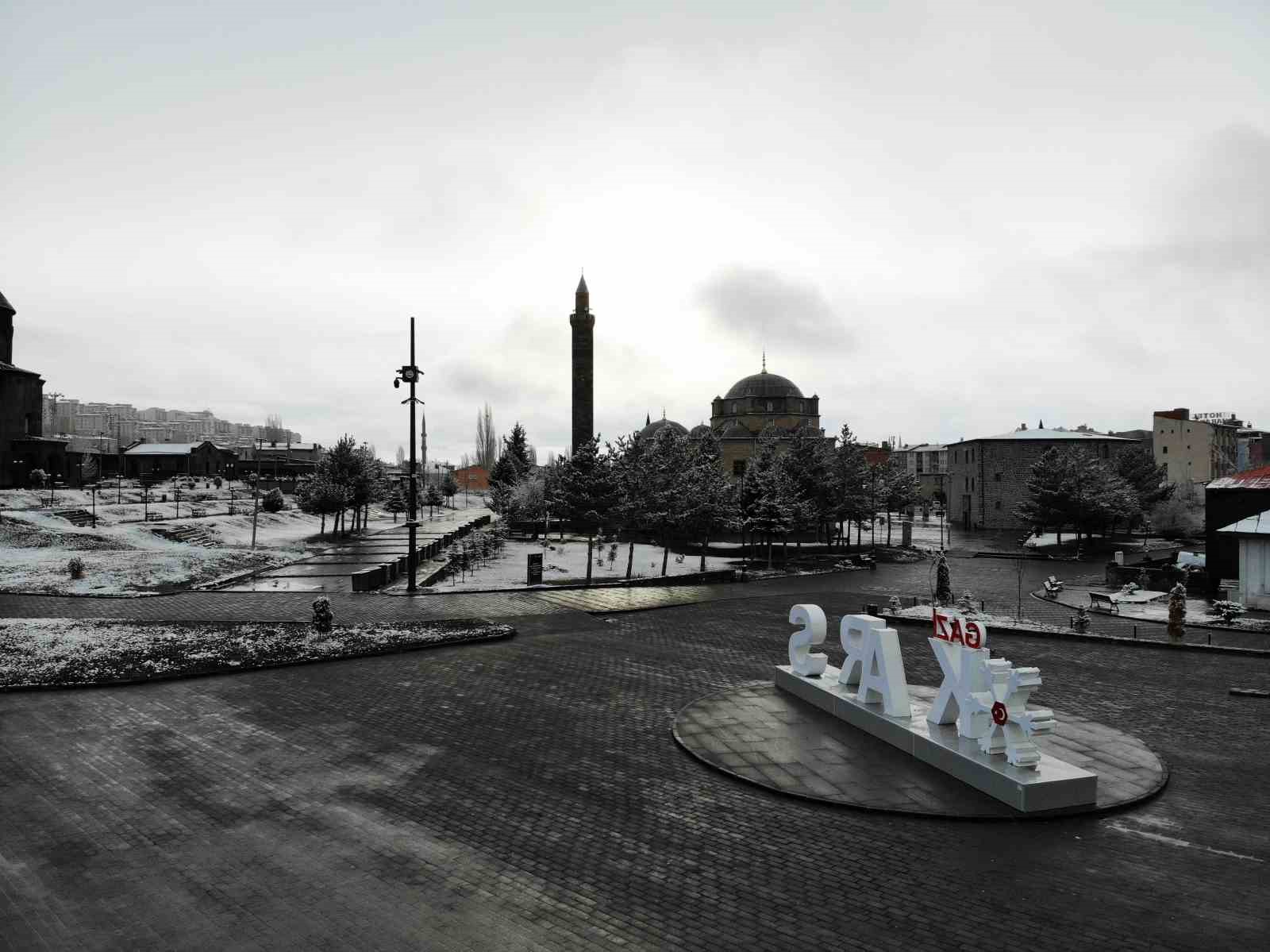 Kars’ta nisan ayında ağaçlar kırağı tuttu
