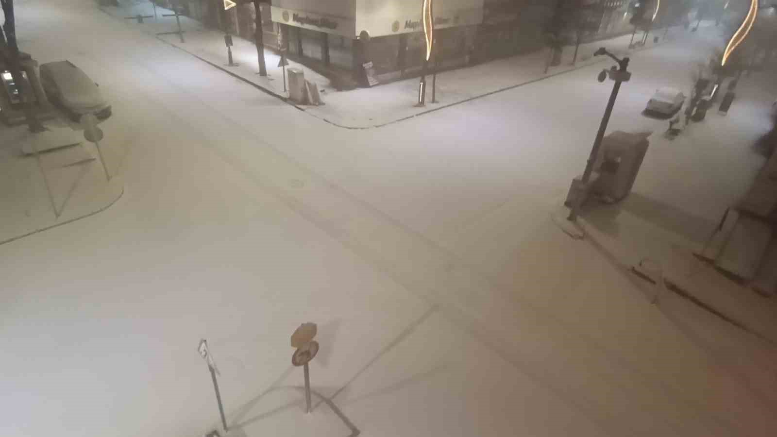 Kars’ta Nisan sürprizi: Şehir merkezi 5 dakikada beyaza büründü
