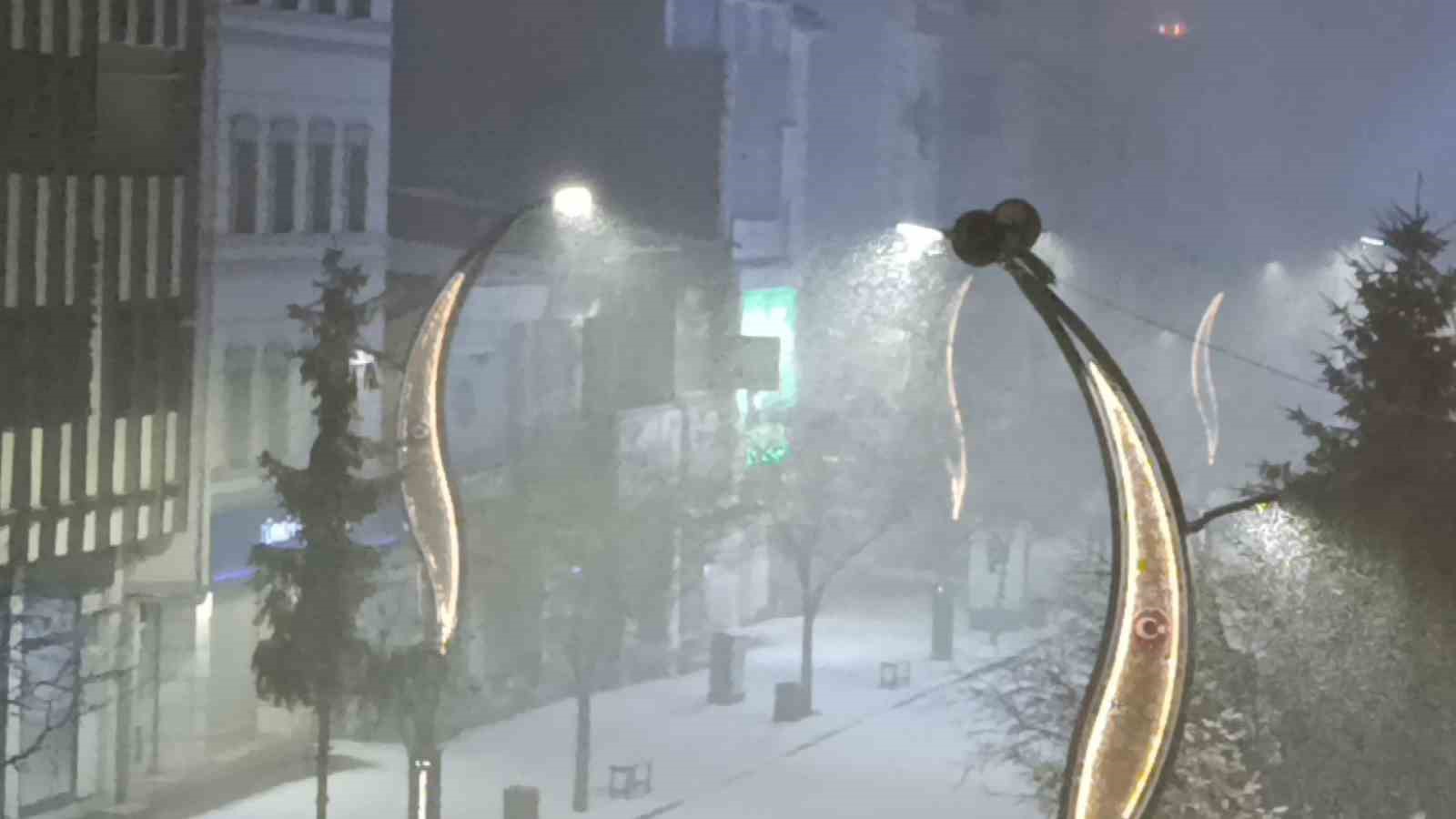 Kars’ta Nisan sürprizi: Şehir merkezi 5 dakikada beyaza büründü
