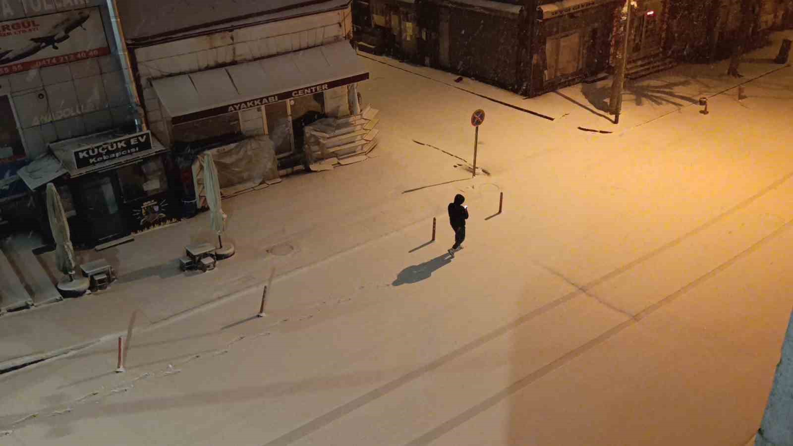 Kars’ta Nisan sürprizi: Şehir merkezi 5 dakikada beyaza büründü
