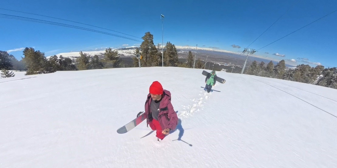 Kars’ta nisanda kar macerası: Zirveye yürüyüp bahar ortasında snowboard yaptılar
